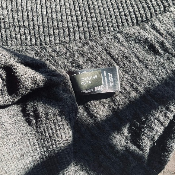 Women’s Express black deep V neck thin knit sweater size small women’s EUC - Picture 6 of 9